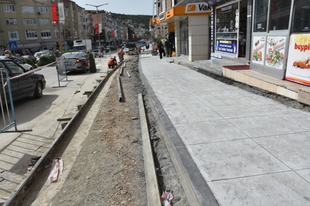 Boyabat'ta kaldırımlar yenileniyor