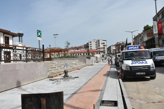 Boyabat&#039;ta Meydan İnşaatı önünden başlayıp Saraydüzü yol ayrımına kadar gitmesi planlanan kaldırım çalışmaları başladı.
