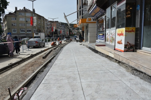Boyabat'ta kaldırımlar yenileniyor