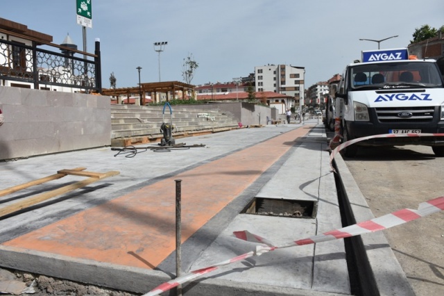 Yürüyüş yolu olarak ta hizmet verecek kaldırımlar da engelli parkurunun yanısıra bisiklet yolu da bulunacak.