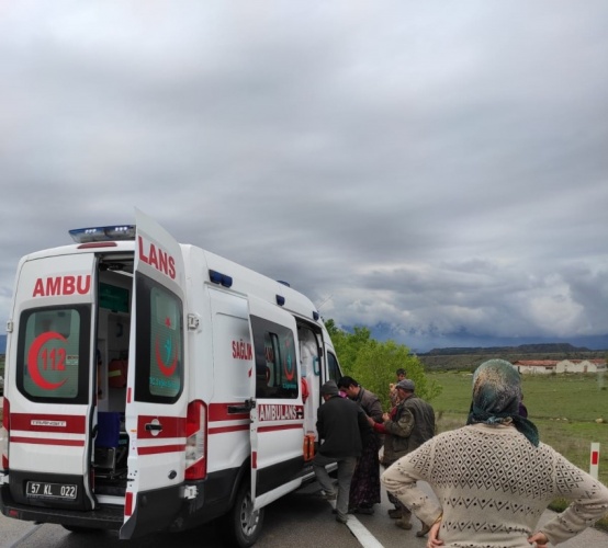 Çarpmanın etkisi ile savrulan traktör su kanalına düştü.