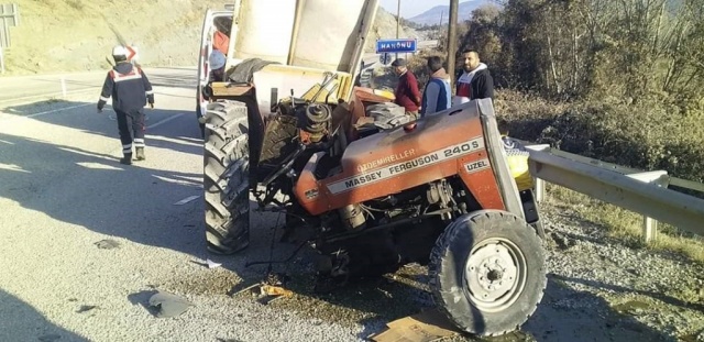 Kastamonu-Hanönü karayolu üzerinde yol süpürme traktörü ile minibüs çarpıştı. Kazada traktör sürücüsü yaralandı.