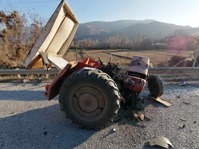 Boyabat Hanönü yolunda trafik kazası yolcu minibüsü traktörle çarpıştı