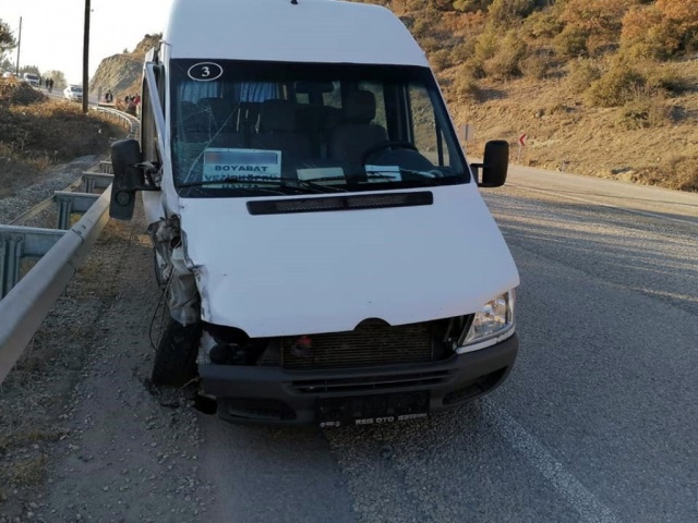Kazada yol süpürme traktörünün sürücüsünü yaralandı. Yaralanan sürücü, olay yerine çağrılan 112 Acil Sağlık ekiplerince Kastamonu Devlet Hastanesine kaldırılarak tedavi altına alındı. Minibüsünde hasar görmesi nedeniyle yolcular, başka bir araca nakil edildi.