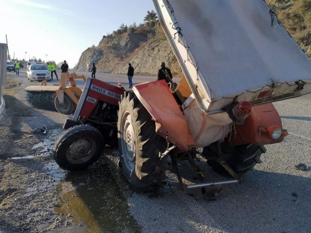 Boyabat Hanönü yolunda trafik kazası yolcu minibüsü traktörle çarpıştı