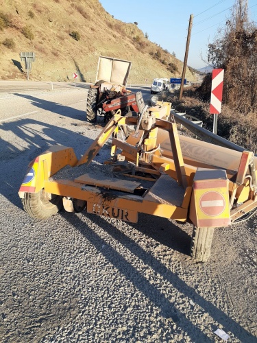 Boyabat Hanönü yolunda trafik kazası yolcu minibüsü traktörle çarpıştı
