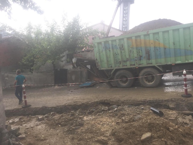 Ev kullanılamaz hale gelirken bölgenin elektriği kesilerek önlem alındı.