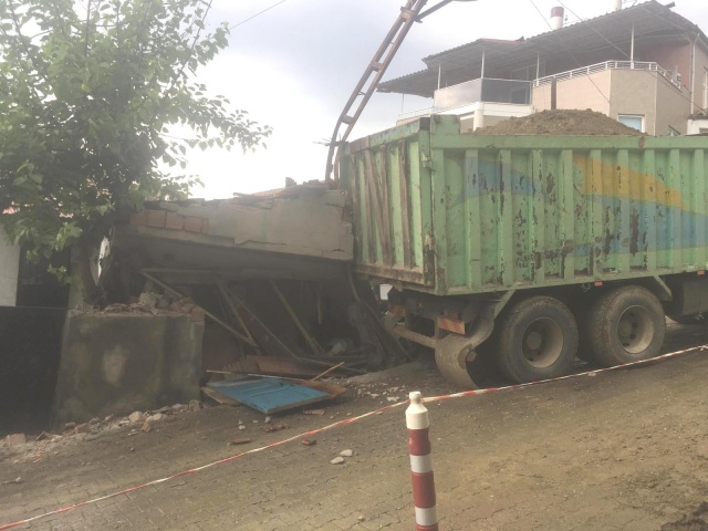 Boyabat İlçe Emniyet Müdürlüğü polis ekipleri kaza ile ilgili inceleme başlattı.

-Haber Merkezi