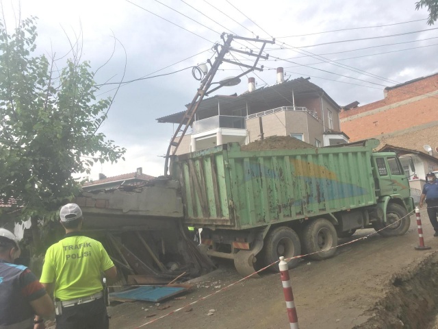 Boyabat'ta kayan kum yüklü kamyon eve girdi !
