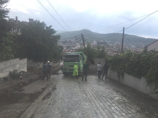 Edinilen bilgiye göre Boyabat Camikebir Mahallesi Erenlik Tepesi Mevkiinde başlatılan doğalgaz çalışmaları esnasında kum yüklü kamyon, havanın yağışlı ve kaygan olması sebebiyle geri kaçarak bölgede bulunan eve çarptı.