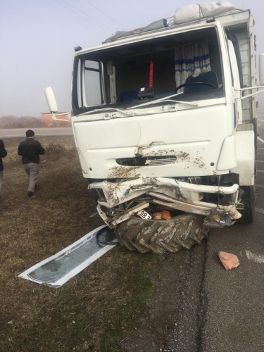 Çarpışma sonucunda yoldan fırlayan traktör parçalandı sürücü Mehmet  Sözcü ağır yaralandı.