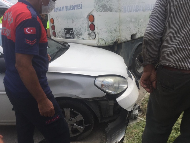 Boyabat Sanayi Kavşağında Trafik Kazası !