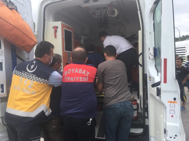 Kazada Z.S (43) ve E.S(14)yaralandı.Yaralanan kişi 112 Acil Servis ekipleri tarafından Boyabat 75.Yıl Devlet Hastanesi&#039;ne kaldırıldı.