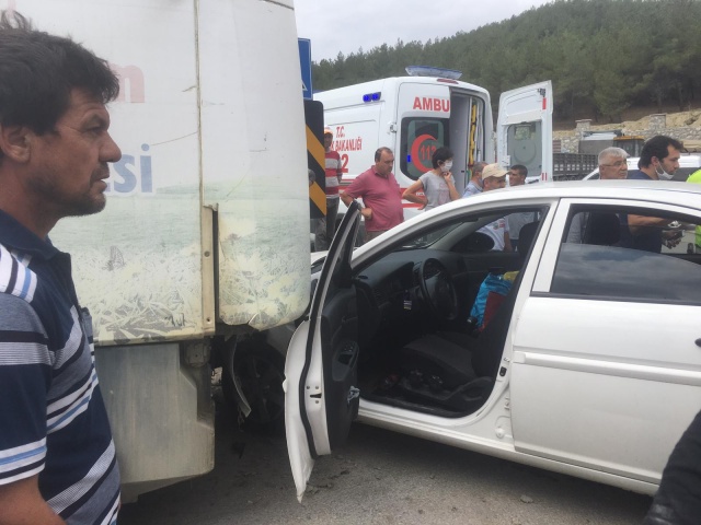 Edinilen bilgiye göre saat 11:30 sıralarında Boyabat Sanayi Kavşağından dönmek isteyen  34 JB .... ve 34 VHY ...plakalı araçlar çarpıştı.Çarpışmanın etkisi ile savrulan araç sanayi kavşağında park halinde bulunan Boyabat Belediyesi İş Aracına çarptı.