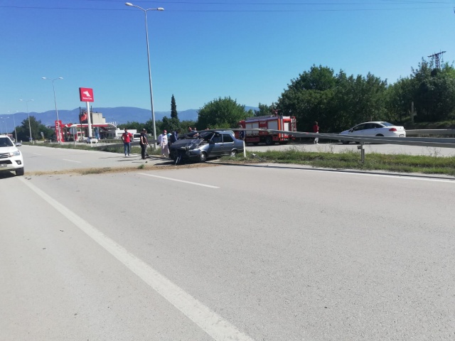 Edinilen bilgiye göre sabah saatlerinde Boyabat Sanayi istikametinden Karacaören istikametine seyir halinde olan 55 AL .... plakalı araç henüz belirlenemeyen bir sebepten dolayı,sürücüsü M.B &#039;nin direksiyon hakimiyetini kaybetmesi ile çelik refüje çarptı.