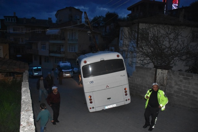 Boyabat'ta Freni Boşalan Minibüs Eve Girdi !