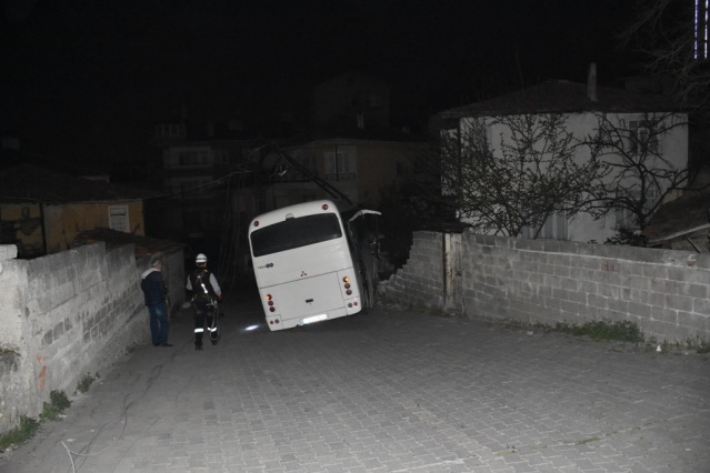 Boyabat'ta Freni Boşalan Minibüs Eve Girdi !