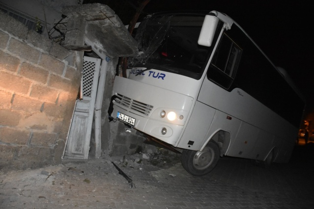 Boyabat'ta Freni Boşalan Minibüs Eve Girdi !