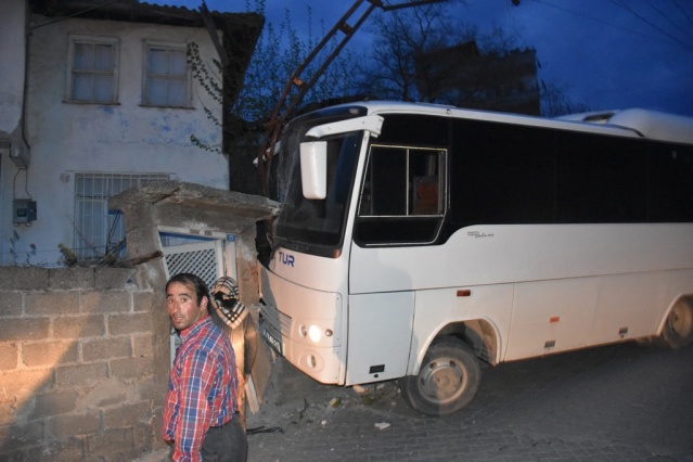 Boyabat'ta Freni Boşalan Minibüs Eve Girdi !