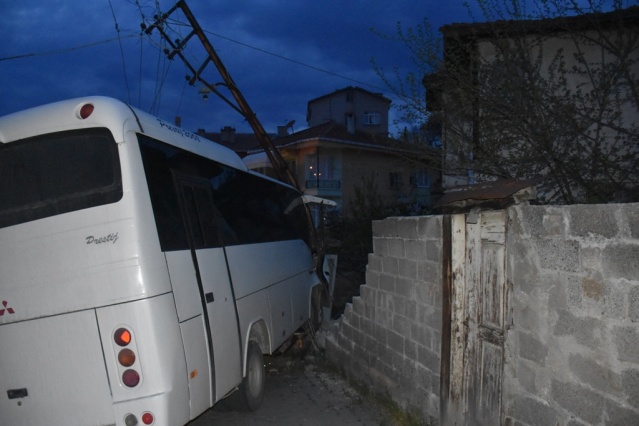 Boyabat'ta Freni Boşalan Minibüs Eve Girdi !
