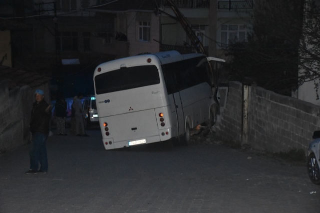 Boyabat'ta Freni Boşalan Minibüs Eve Girdi !