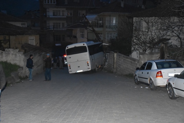 Boyabat'ta Freni Boşalan Minibüs Eve Girdi !