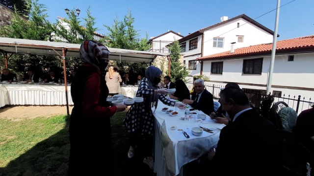 “Ekonomiye katkı sunan çalışmaların meyvelerini toplamaya başladık” 
Ekonomiye katkı sunacak çalışmalarda her zaman rol alacaklarını belirten Kastamonu Belediye Başkanı Op. Dr. Rahmi Galip Vidinlioğlu ise, “Görüyorum ki bunun meyvelerini yavaş yavaş toplamaya başladık. İlk etapta belediyenin ortak olduğu sadece Sarı Konak Kooperatifi vardı. Başka da çok fazla bir şeyimiz yoktu. Akabinde burasını hanımlara tahsis ettik. Bizden talepleri noktasında her türlü sıkıntılarında yanlarında olmaya gayret gösterdik. Bir diğeri de Hüma Hatun Konağı, orada da dokuma tezgahlarımız devreye girdi. Belediye olarak her üreticiye katkı sunmaya da hazırız. Kendirden ürettiklerini çeşitli ülkelere satan Hanönü’nde bir girişimcimiz var. Belediyemizin uygun bir yeri olmadığı için ona başka bir yer kiralaması için destek olacağımızı söyledik ve görüyorum ki orada da murat hasıl oldu. Bizde bu arada bunların internet portalı üzerinde satışını yapma noktasından epeyi yol kat ettik. Bir işletme kurduk, burada hem yöresel ürünlerimiz hem hanımların ürettikleri el işi, tırnak bağı ve ahşap ürünleri satılacak. Ahşap alanında el ele vereceğiz ve daha büyük işler yapacağız” ifadelerini kullandı.