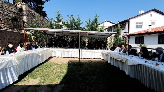 &quot;Ilgaz’da kadın kooperatiflerin yaptığı yöresel ürünlerin satışı için imkan sağlayacağız” 
Ilgaz Dağında Yurduntepe Kayak Merkezinde kadın kooperatiflerin yaptığı yöresel ürünlerin satışı için imkan sağlayacaklarını söyleyen Vali Avni Çakır, “Önümüzdeki süreçte çok güzel projelerimiz var. Sadece Kastamonu Sanat değil Sarı Konak olsun, Tosya’daki, Hanönü’ndeki kooperatifler olsun tüm bölgedeki kadın kooperatiflerimize ihtiyaç duydukları hem mekanik hem sermaye hem de ürün pazarlama konusunda KUZKA ile bir çalışmamız var. Bunlar nihayete erdiğinde uzaktaki kitlelere erişebilirsek, başarılı oluruz. Bu sene Ilgaz Yurduntepe Merkezimizde başta sizin kooperatifiniz olmak üzere diğer kooperatiflerimize de ürün satışı için imkân sağlayacağız. Oraya da yıllık 150 bin ziyaretçinin girdiğini hesap edersek, bu yıl kışın sizin için daha hareketli olacağını umut ediyorum” dedi. 
Konuşmaların ardından davetlilere İhsangazi ekşili pilavı ikram edildi.
