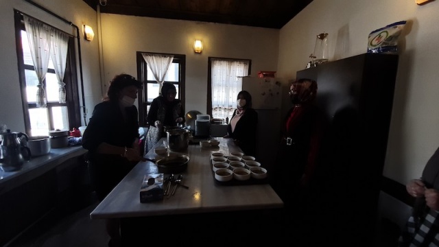 “Projemiz hayata geçtiğinde paketteki ürünleri köylerdeki hanımlara toplatacağız” 
Tanıtımını gerçekleştirdikleri ürün hakkında da bilgiler veren Durgut, “Ekşili pilav Kastamonu’nun yöresel lezzeti. Biz de konağımızın restoran bölümünde gelen misafirlerimize sürekli sunuyoruz. Fakat şehir dışından gelen misafirlerimiz, bunun tarifinin çok zor olduğunu söylüyorlardı. Biz de onlar için bir şey yapmak istedik. Ar-Ge araştırmaları yaptık, kendi aramızda defalarca denemesini yaptık. Ekşili pilavı paketli hale getirdik. Bulgurunu temin ettik, içindeki otları kuruttuk. Soğan kurusu, domates kurusu temin ettik. Paketimizin arkasında da gerekli tarifi var. Umut ediyoruz ki bu paketler dünyada herkesin evine girecek. Çünkü çok besleyici, katkı maddesi içermiyor. Biz bunu yaparken şunu fark ettik, ekşili pilava ebegümeci konulur. Bu otu Türkiye’de sadece bir tane kooperatiften temin edebildik. Kilosu 240 TL. Paketimizdeki bulguru İhsangazi’deki kadın kooperatifimizden temin ettik. İçeriğinde kuru otları başka yerlerden temin ettik. Bu projemiz hayata geçtiğinde bunları köylerdeki hanımlara toplatacağız. Dolayısıyla bu paketi alan kişi hem kooperatifimize destek verecek hem köydeki hanımlarımıza destek verecek” diye konuştu.