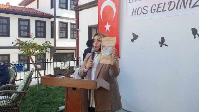 &quot;Yurt dışındaki marketlerde Kastamonu’nun adını tanıtarak, sunmak istiyoruz” 
Kurtuluş Mücadelesinde kadınların cepheye gönderdiği akdene çorbasını da paket haline getirdiklerini belirten Durgut, “Bunu da Kurtuluş Savaşı’nda annelerimiz cepheye gönderdikleri evlatlarının azıklarına peksimet denilen ekmeklerden koymuşlar. Atları için arpalar koyulmuş. Fakat bu yolculukta ekmekleri bitiyor ve aç kalma durumuyla karşı karşıya geldiklerinde, askerlerimiz arpayı taşla döverek, suyla çorba yapıyorlar. Geri dönebilen ilçede bunu anlattıklarında, ilçedeki annelerimiz bu çorbaya yoğurt, yağ ekleyerek son haline getiriyorlar. Bu sonra da Kastamonu’ya ait yöresel bir ekmek oluyor. Yemeklerimizin lezzetini çok seviyoruz. Her türlü yemeğimiz var. Beni şu ana kadar en çok etkileyen, gerçekten hikayesi olan bir çorbayı yemek. Bizler ilk kadın mitinginin yapıldığı, Şerife Bacıların, Halime Çavuşların torunları olarak eğer bu bayrağı devralıp, memleketimizi, kadınlarımızı ülkemizde ve tüm dünyada tanıtmazsak, vicdanen rahatsız oluruz diye düşünerek bu yola çıktık. KUZKA, bu ürünlerimizin analizlerinde bize destek verdiler. Bunları ortaya çıkartıp, ülkemizde marketlerimizde ve yurt dışındaki marketlerde Kastamonu’nun adını tanıtarak, sunmak istiyoruz” şeklinde konuştu.