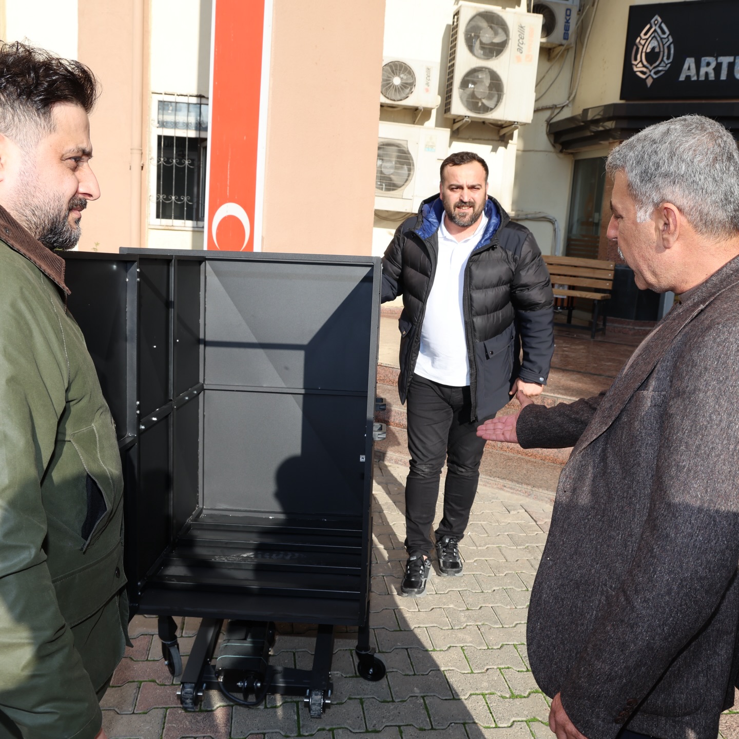 581687421 18081012866126832 5087029146563428872 N