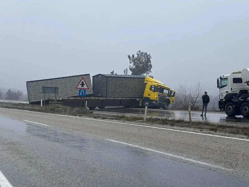 Boyabat’ta Prefabrik evler tırın üstünden kaydı