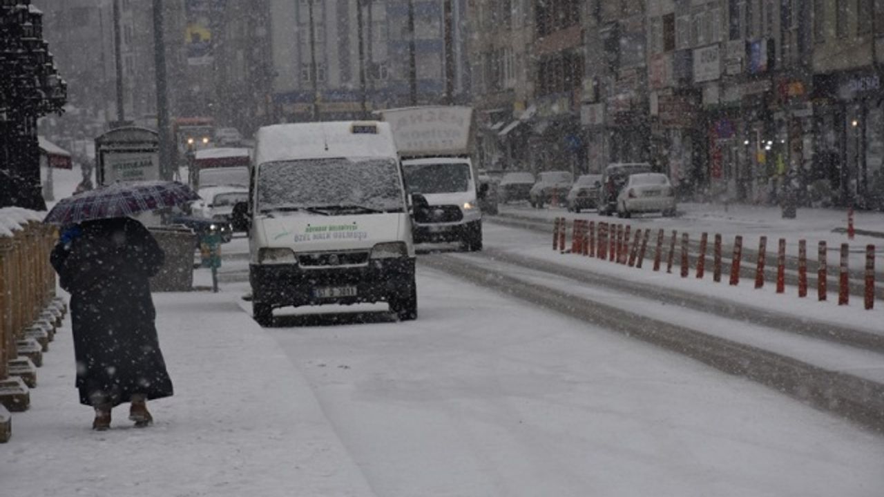Boyabat'ta kar yağışı etkili oluyor