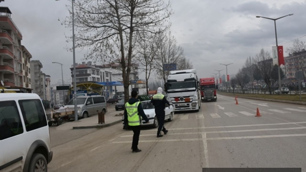 Boyabat'ta Trafik Denetlemeleri Yapılırken, Sürücüler de Eğitiliyor