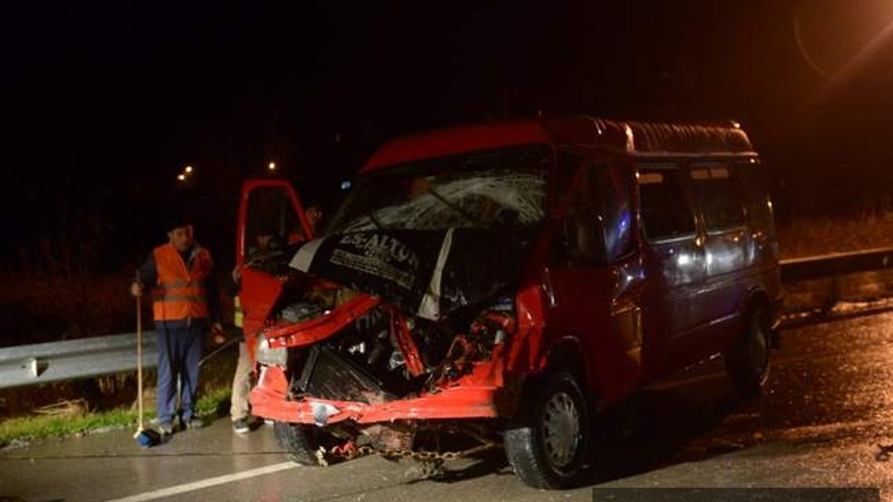 Sinop'ta iki minibüs çarpıştı: 13 yaralı