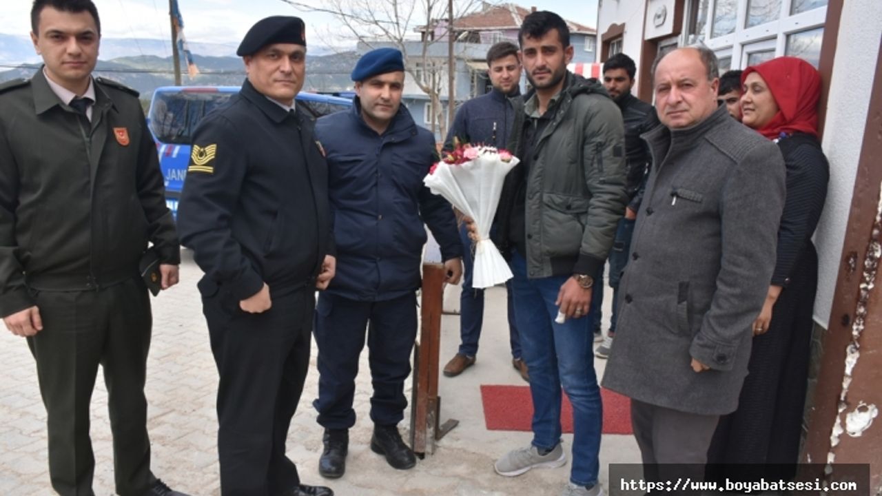 Jandarma Ve Askerlik Şube Komutanları yaralanan askeri köyünde ziyaret ettiler.
