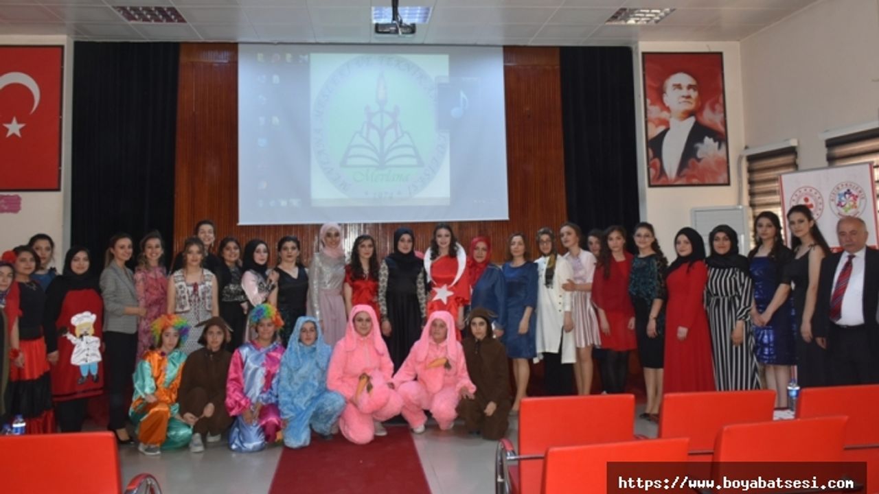 Meslek Liseli Öğrenciler Kıyafet Defilesi Düzenlediler
