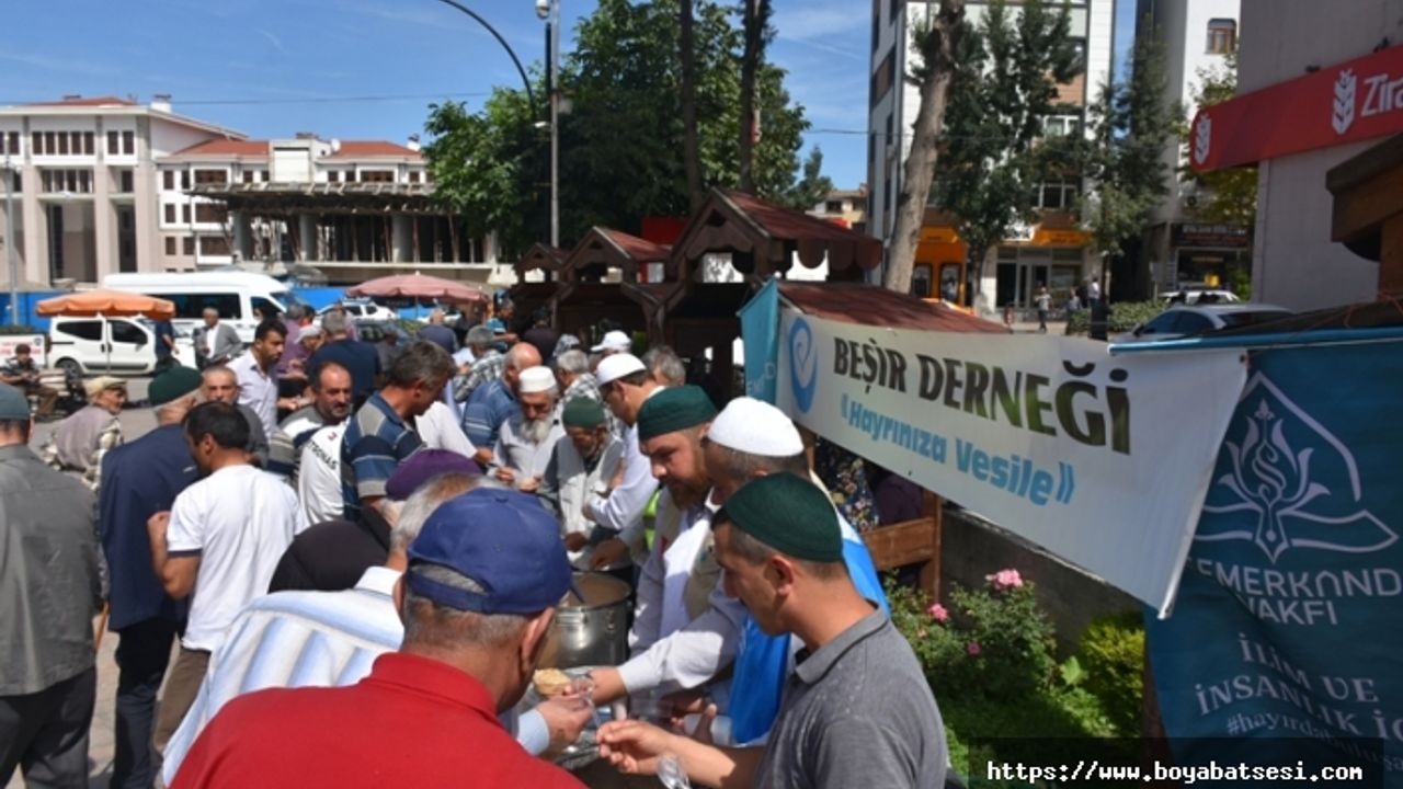 Boyabat'ta Cuma Çıkışı Aşure Dağıtıldı