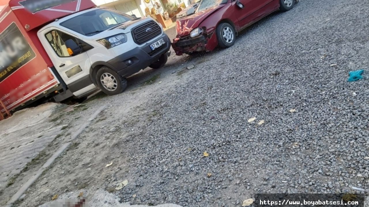 Otomobil kaldırımda bulunan yayalara çarptı: 1'i ağır 2 yaralı  