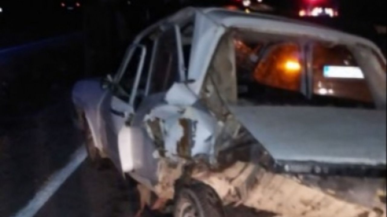 Park halindeki araca arkadan çarptı: 1'i ağır 2 yaralı