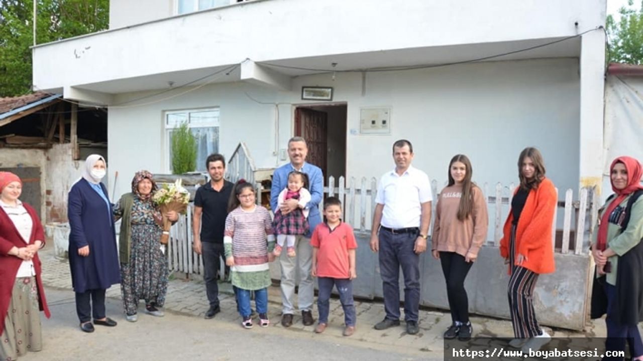 İneğini Milli Dayanışma Kampanyası'na bağışlayan Keziban Düşkün Yılın Annesi seçildi. 