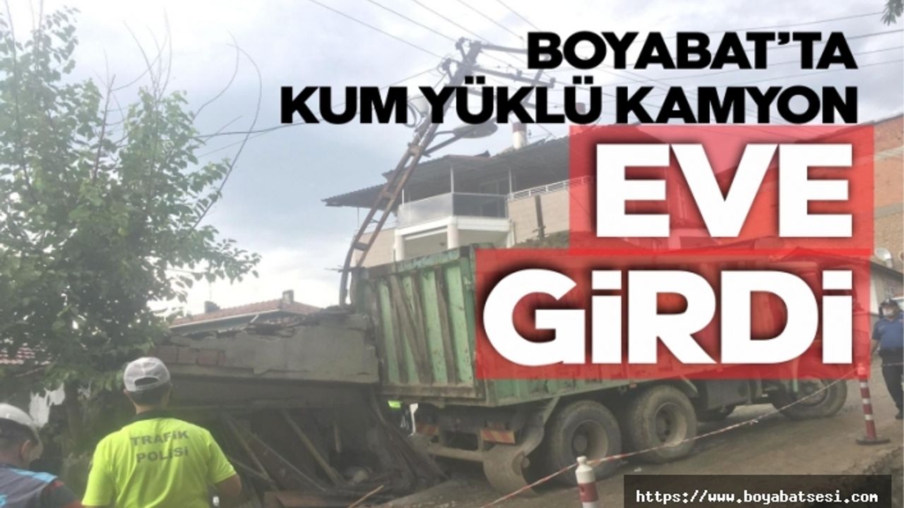 Boyabat'ta, yağmurda kayan kum yüklü kamyon eve girdi !