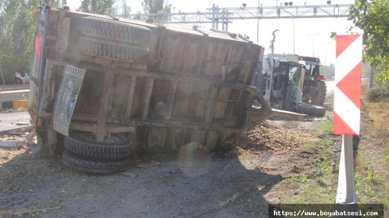  Küspe yüklü traktör ile kamyon çarpıştı: 2 yaralı