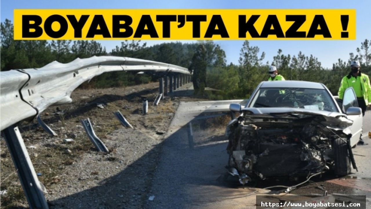 Boyabat'ta virajı alamayan araç bariyerlere  çarptı !