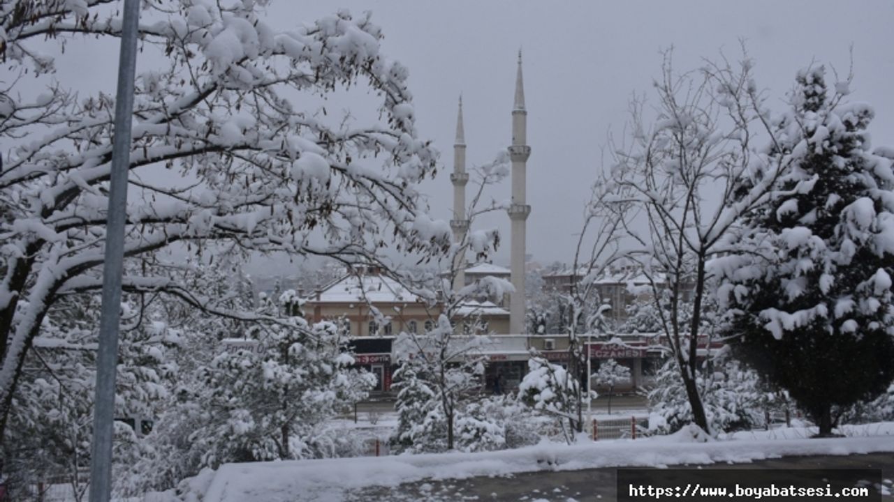 Boyabat ilçesinde kar yağışı nedeniyle 43 köyün yolu ulaşıma kapandı. 