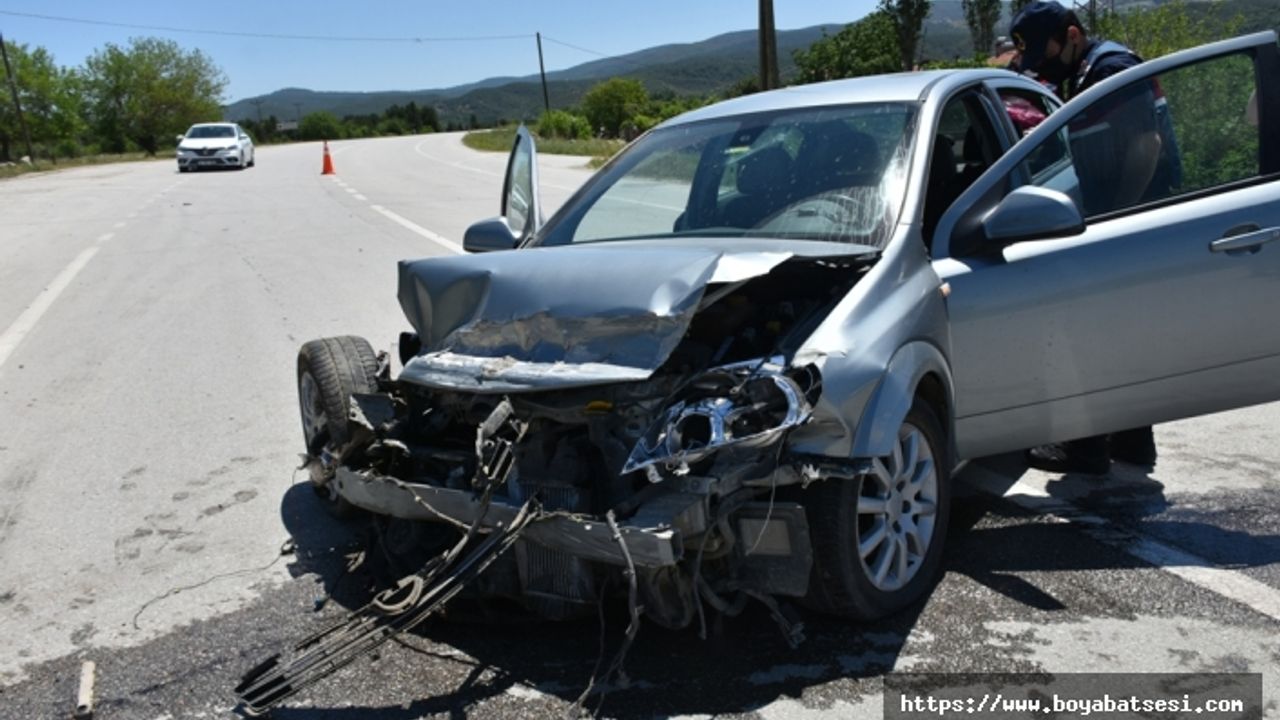 Boyabat'ta bariyerlere çarpan otomobildeki 2 kişi yaralandı