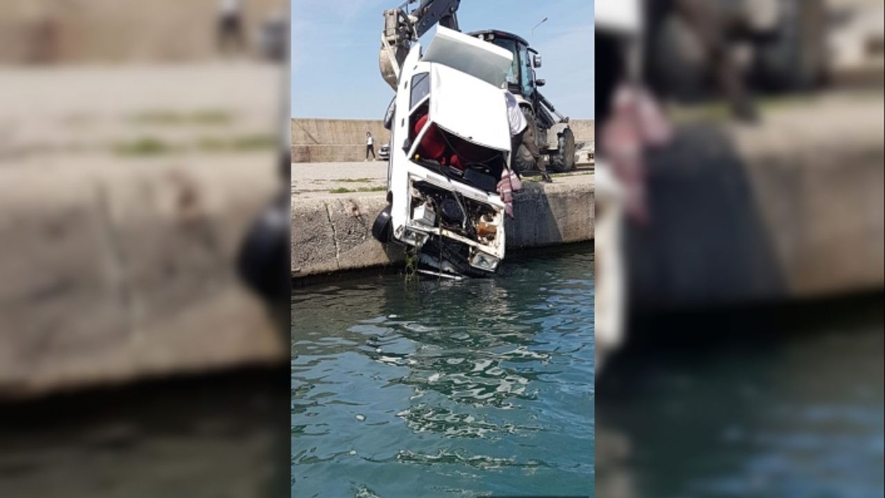Denize düşen otomobil sürücüsü kendi imkanları ile kurtuldu