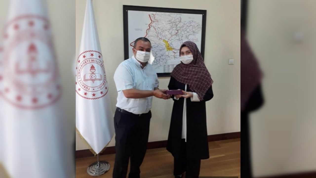 Boyabatlı genç yazar Milli Eğitim Müdürlüğünü ziyaret etti
