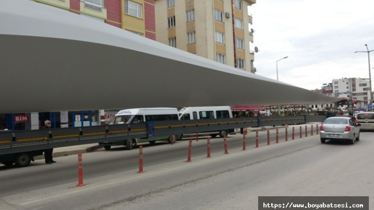 Dev kanatlar Boyabat'ta köprüden böyle geçti