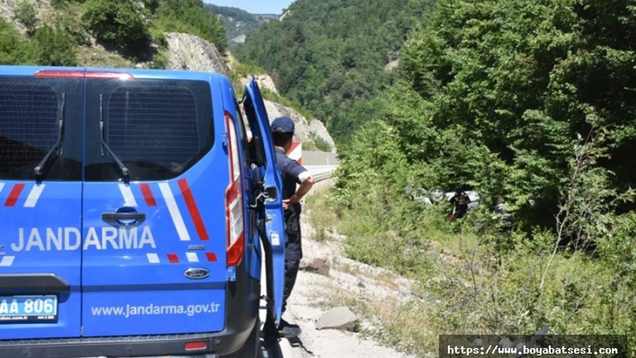 Boyabat Sinop yolunda otomobil şarampole yuvarlandı: 2 yaralı  